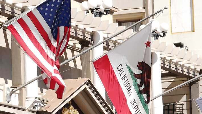 길 곰 바람 거리 사람없음 건물 사무실 미국 자유 깃발 직물 도시 도심 성조기 결과 실크 민주주의 심볼 캘리포니아 깃대 애국심 공화국 브로드웨이 산티아고 서쪽 전국 정부 4K MP4 해외동영상 클립영상 자연요소 동물 건축물 나라 컨셉 북아메리카 비즈니스 포유류 날씨 국기 방향 동영상 파일형식