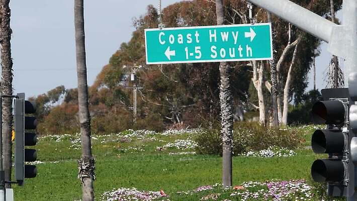 배너 상징 교통시설 거리 간판 사람없음 관광지 운전 표지판 고속도로 탈출 캘리포니아 로스앤젤레스 길가 방법 샌프란시스코 서쪽 레터링 4K MP4 해외동영상 클립영상 도로 여행 교통 컨셉 모션 알림판 미국 방향 시설 동영상 파일형식