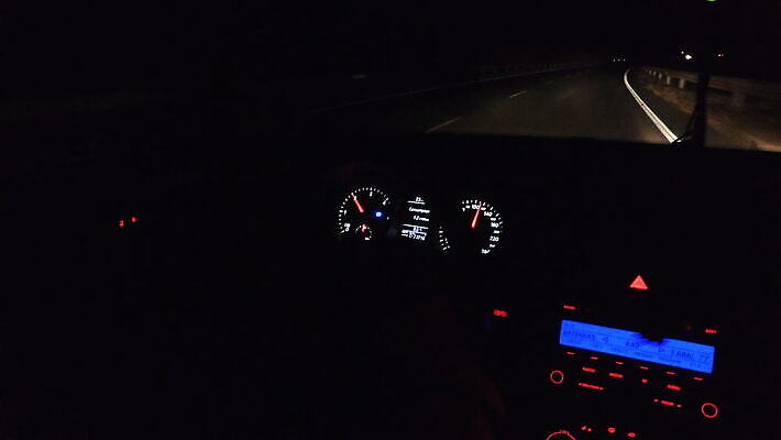 도로 길 이동 곡선 창문 교통시설 모션 자동차 유리 조명 거리 사람없음 빛 도시풍경 달리기 어둠 운전 도시 바퀴 고속도로 야간 소프트포커스 아스팔트 속도 역동적 장면 계기판 과속 방법 블러 속도계 자동 1인칭시점 4K MOV 해외동영상 클립영상 자연요소 시선 선 육상교통 교통 컨셉 재질 촬영기법 풍경 시설 동영상 파일형식