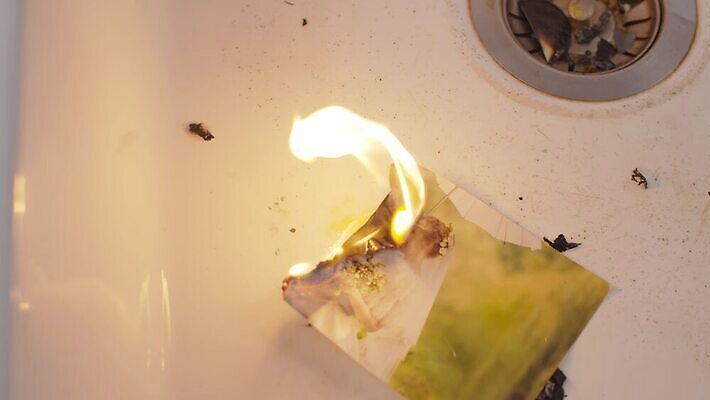 백인 커플 결혼 가족 관계 불 남편 스트레스 실내 두명 물 주방 대립 고통 분노 짜증 아내 닫기 충돌 싱크대 싸움 문제 연소 부정적 소셜 위기 이슈 이혼 트러블 4K MP4 해외동영상 클립영상 자연요소 서양인 감정 모션 사람 이벤트 내부 개수대 동영상 파일형식