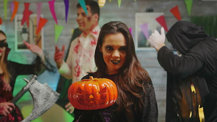 캐릭터 전통 드레스 옷 여자 휴가 장식 친구 파티 방 할로윈 마시기 알코올 춤 위험 무서움 악마 마녀 긍정 변장 해적 나쁜 초능력 호러 4K MOV 해외동영상 클립영상 감정 컨셉 관계 모션 문화예술 사람 이벤트 도둑 공포 동영상 파일형식