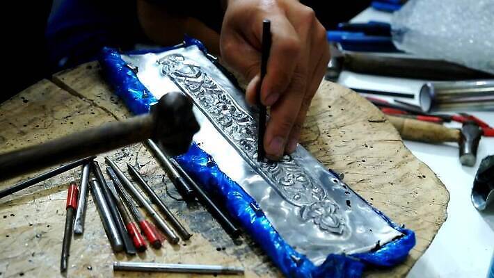 직업 전통 접시 디자인 문화 조각 패턴 태국 관리 미술 사람 동양인 사람없음 장식 파란색 금속 장비 골동품 흰색 공구 업무 작업실 은색 묘사 예술가 지역 장인 수공예 공예가 방법 시범 철강 핸드메이드 MP4 해외동영상 클립영상 식기 아시아 컬러 무늬 재질 문화예술 인종 도구 작업 공예 동영상 파일형식