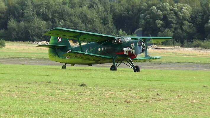 비행기 사람없음 초록색 축제 수확 공항 항공 군용 프로펠러 활주로 이륙 엔진 에어쇼 대패 방사형 옛날 우크라이나 전설 유도로 MP4 해외동영상 클립영상 유럽 길 컬러 농업 항공교통 교통시설 대중교통 군대 쇼 동영상 파일형식