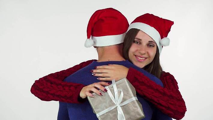 전통 라이프스타일 커플 기념일 행복 크리스마스 겨울 관계 포옹 결혼식 남편 휴가 새해 기념 함께함 발렌타인데이 선물 사랑 미소 두명 친구 산타클로스 놀람 우정 축하 아내 결합 해피뉴이어 고립 크리스마스이브 카피스페이스 정확 4K MOV 해외동영상 클립영상 계절 감정 결혼 컨셉 안기 데이이벤트 표정 사람 이벤트 생활 공백 새해인사 동영상 파일형식