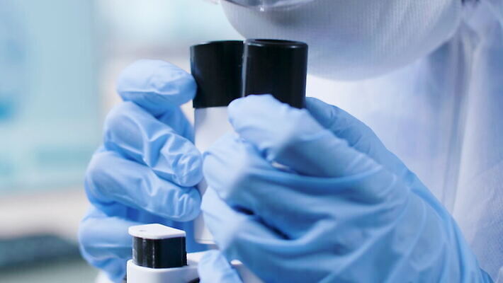 직업 남자 산업 컬러 과학 건강 현미경 실험 작업복 가면 스터디 약 3D 스크린 장비 의사 코트 램프 작업 액체 기술자 실험실 결과 질병 DNA 연구원 과학자 뇌 생물학 비커 튜브 발견 조제 돌봄 화학자 4K MOV 해외동영상 클립영상 옷 교육 컨셉 의학 모션 조명 실험기구 사람 학습 외투 의료진 생명공학 디지털합성 만들기 동영상 학자 파일형식