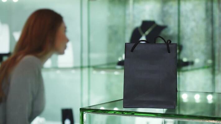 라이프스타일 웰빙 기념일 행복 휴가 기념 발렌타인데이 선물 한명 쇼핑 쇼핑백 유행 판매 세일 상점 희망 화려 고급 우아함 닫기 선택 구매 보석 쇼핑몰 고객 서비스 소매 쇼퍼홀릭 4K MOV 해외동영상 클립영상 1 감정 컨셉 가방 모션 데이이벤트 사람 이벤트 생활 광석 동영상 파일형식