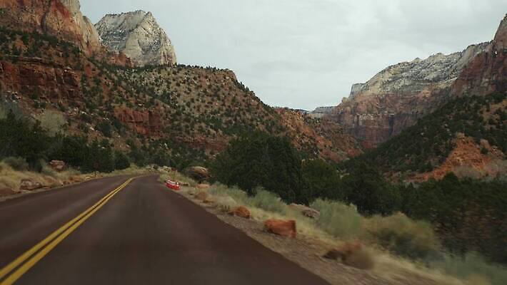 여행 겨울 곡선 자동차 유리 사람없음 빨간색 갈색 골짜기 미국 운전 안개 황무지 분위기 떨어짐 선탠 인도인 부식 사암 애리조나 감탄 루트 벌거벗은 석회암 시온산 오리지널 웅장함 자동 콜로라도 흉터 수평선 4K MP4 해외동영상 클립영상 외국인 계절 선 육상교통 컬러 컨셉 북아메리카 모션 자연 재질 날씨 동양인 암석 돌_바위 상처 동영상 파일형식