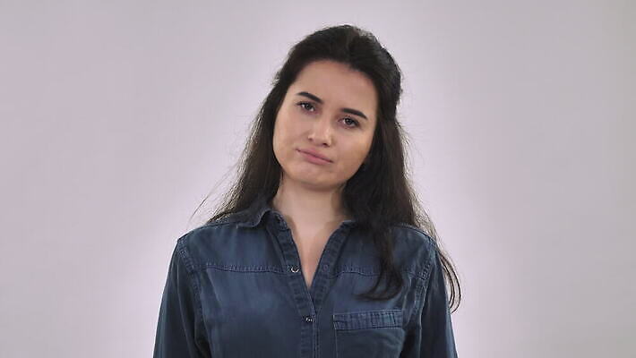 백인 손 여자 백그라운드 청소년 갈색머리 실내 피곤 한명 20대 성인 30대 촬영 권총 총 슬픔 발사 불안 심볼 사인 고민 걱정 불행 업무과다 긴장 과로 바보 우울감 우울증 자살 밀레니얼 4K MOV 해외동영상 클립영상 서양인 1 헤어스타일 감정 무기 컨셉 사람 청년 내부 신체부위 장년 경제 업무 질병 동영상 파일형식