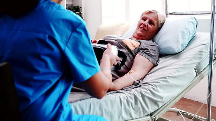 여자 노년 행복 안경 할머니 여행 의자 모션 고글 주택 기술 사람 앉기 3D 헤드폰 간호사 게임 체험 장애인 은퇴 간호 사이버 흥분 비전 장애 게이머 옛날 가상 가상현실 현실 4K MOV 해외동영상 클립영상 잡화 감정 음향기기 가구 컨셉 놀이 성인 건물 의료진 디지털합성 동영상 파일형식