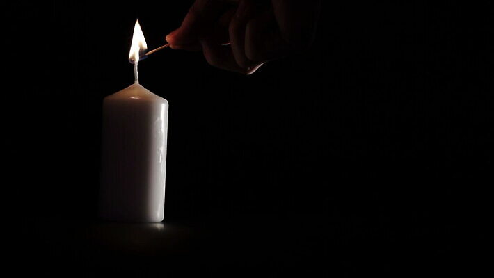 1 백그라운드 촛불 실내 사람없음 빛 검은색 어둠 흰색 싱글 빛망울 창백 연소 고립 광 심지 왁스 화상 카피스페이스 MOV 해외동영상 클립영상 컬러 초 내부 공백 상처 동영상 파일형식