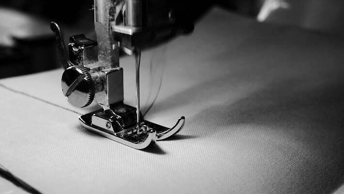 직업 디자인 드레스 옷 산업 컬러 백그라운드 비즈니스 공장 노동자 흑백 취미 사람없음 유행 금속 검은색 기계 장비 흰색 공구 직물 업무 실 닫기 제조 바느질 디자이너 묘사 땀 재단 재단사 방법 조작 철강 하수 4K MOV 해외동영상 슬로모션 클립영상 공업 모션 재질 촬영기법 물 도구 작업 동영상 파일형식