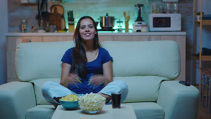 라이프스타일 응시 음식 거실 인터넷 통신 가족 휴식 주택 대화 미소 앉기 손짓 소파 사무실 텔레비전 웹 방 관찰 사발 야간 저녁 먹기 싱글 흥분 팝콘 온라인 동영상 소셜 혼자 화상통화 네트워킹 사교적 4K MOV 해외동영상 클립영상 자연요소 시선 감정 컨셉 의자 비즈니스 관계 모션 표정 말하기 건물 생활 전자제품 네트워크 사기그릇 통화 파일형식