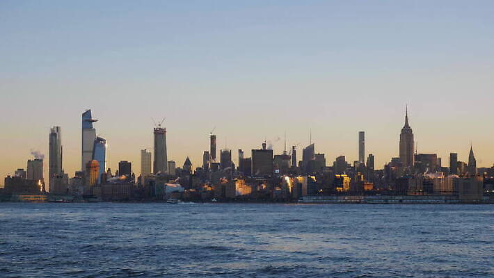 건축양식 아침 사람없음 건물 강 도시풍경 일출 맑음 고층빌딩 미국 새벽 도시 도심 뉴욕 스카이라인 맨해튼 빛망울 랜드마크 허드슨강 4K MOV 해외동영상 클립영상 주간 자연요소 건축물 건축 북아메리카 날씨 풍경 빌딩 빛 노을 동영상 파일형식