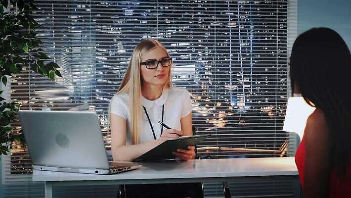 직업 흑인 백그라운드 통신 건강 병원 두명 쪽지 고층빌딩 듣기 문제 정신과의사 치료사 4K MOV 해외동영상 클립영상 서양인 의학 모션 사람 빌딩 의사 동영상 파일형식