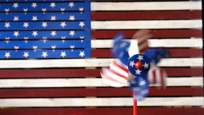 전통 기념일 행복 캠페인 백그라운드 컨셉 휴가 사람없음 장식 빨간색 파란색 장난감 파티 미국 자유 흰색 축하 깃발 4 성조기 은색 심볼 회전 애국심 7월 공화국 독립 독립기념일 돌리기 전국 테마 4K MOV 해외동영상 클립영상 감정 나라 컬러 북아메리카 모션 이벤트 숫자 날짜 국기 동영상 파일형식