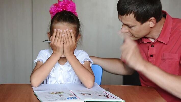 직업 손 여학생 딸 얼굴 어린이 손가락 학교 수업 주택 손바닥 학습 외침 슬픔 가르침 아빠 좌절 닫기 벌레 체벌 평가 나쁜 비명 소셜 현상 MOV 해외동영상 클립영상 학생 여자 교육 감정 곤충 컨셉 가족 모션 사람 건물 신체부위 소리 동영상 파일형식