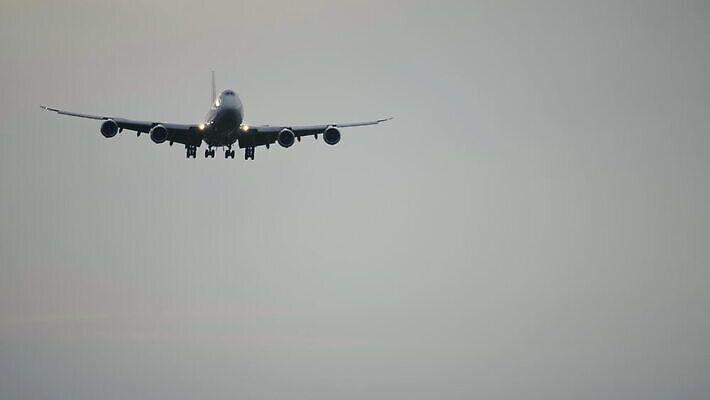 여행 백그라운드 교통시설 하늘 비행기 사람없음 화물 비행 공항 큼 도착 항공 출발 상업 활주로 제트기 승객 무거움 엔진 기어 대패 착륙 접근 항공사 4K MOV 해외동영상 클립영상 산업 길 교통 컨셉 항공교통 대중교통 운송업 무게 크기 시설 동영상 파일형식