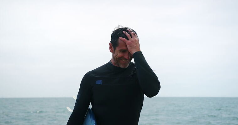 응시 바다 휴가 영국 한명 서기 미소 야외 젖음 잡기 서핑보드 잠수복 서식스 4K MOV 해외동영상 클립영상 1 시선 옷 유럽 모션 표정 사람 보드_스포츠 동영상 파일형식