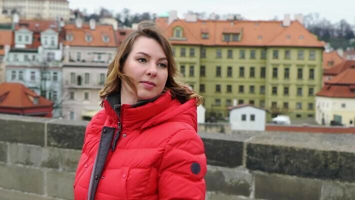 백인 응시 여자 유럽 여행 건축양식 거리 한명 풍경 건물 빨간색 물 강 도시풍경 금발 여행객 걷기 탑 산책 재킷 도시 중세 역사 체코 프라하 타운 고딕 공화국 구시가지 랜드마크 수도권 옛날 올드타운 MOV 해외동영상 클립영상 자연요소 서양인 1 헤어스타일 건축물 시선 건축 나라 컬러 모션 휴식 사람 외투 지역 동영상 파일형식