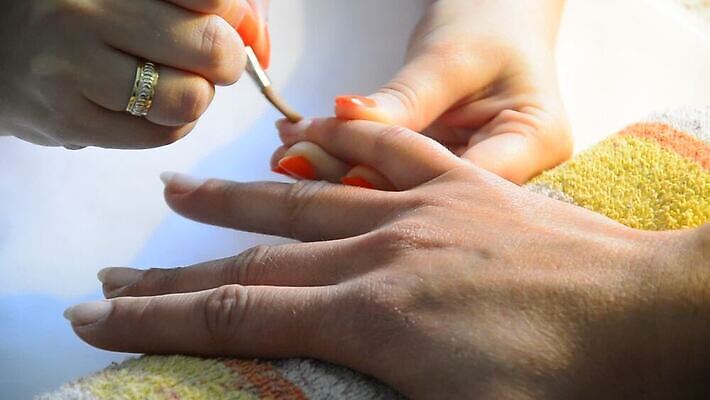 백인 손 여자 컬러 2 신체 손가락 기술 관리 손바닥 사람 수건 뷰티 상점 스파 화장품 못 화려 기술자 고급 닫기 손톱관리 손톱 미용사 그림 광택 몸단장 니스 돌봄 위생관리 신청 MOV 해외동영상 클립영상 서양인 직업 컨셉 모션 신체부위 위생용품 공구 네일아트 동영상 파일형식