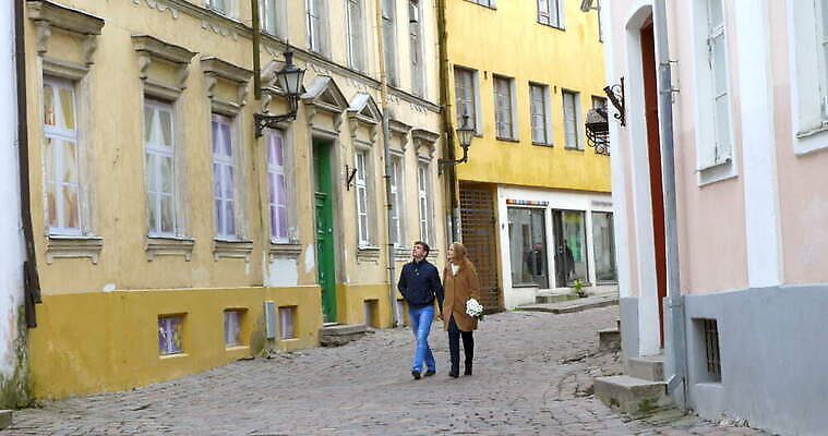 손 커플 꽃 유럽 2 건축양식 관계 거리 주택 함께함 발렌타인데이 스웨덴 사람 성인 야외 건물 산책 낭만 수확 잡기 도시 날짜 좁은 타운 스톡홀름 옛날 조언 4K MOV 해외동영상 클립영상 식물 건축물 건축 나라 컨셉 농업 모션 데이이벤트 휴식 북유럽 신체부위 동영상 파일형식