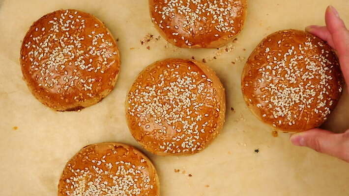 종이 음식 재료 패스트푸드 샌드위치 씨앗 사람없음 갈색 식사 빵집 껍질 햄버거 흰색 원형 그룹 황금 클래식 맛 아침식사 밀 굽기 먹기 속도 밀가루 깨 점심식사 번 양피지 이스트 치즈버거 페스츄리 해로움 핸드메이드 4K MOV 해외동영상 클립영상 도형 식물 빵 컬러 컨셉 식재료 모션 곡류 상점 조미료 인스턴트 가루 구이 동영상 파일형식