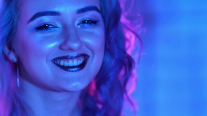 모델 디자인 분홍색 컬러 컨셉 실내 관리 미술 한명 파란색 빛 컬러풀 금발 파티 유행 페인트 춤 제비꽃 흥분 디스코 네온 창백 4K MP4 해외동영상 클립영상 1 헤어스타일 꽃 감정 음악 문화예술 사람 이벤트 내부 동영상 파일형식