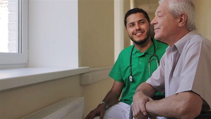 직업 응시 남자 창문 함께함 건강 병원 실험 관리 대화 사람 앉기 성인 야외 두명 치료 캐주얼 약 고통 환자 간호사 의사 코트 잡기 도움 질병 플러스 은퇴 휠체어 컨설턴트 80대 돌봄 섞기 치유 MP4 해외동영상 클립영상 기호 시선 옷 노년 감정 컨셉 의학 모션 말하기 외투 의료진 전문직 상담 동영상 파일형식