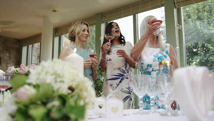 드레스 꽃 행복 음료 로우앵글 유리 탁자 영국 함께함 실내 여러명 장식 마시기 축하 우아함 패닝샷 4K MOV 해외동영상 클립영상 식물 옷 감정 유럽 뷰포인트 가구 다수 컨셉 모션 재질 촬영기법 사람 내부 동영상 파일형식