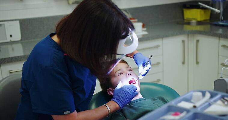 백인 응시 여자 남자 초등학생 어린이 중년 장갑 영국 잉글랜드 실내 사람 소년 두명 아웃포커스 건강관리 기댐 환자 씻기 청소 치과의사 치과용품 빛망울 서식스 4K MOV 해외동영상 클립영상 서양인 학생 시선 잡화 유럽 의학 모션 촬영기법 건강 관리 성인 내부 빛 청결 의사 의료용품 동영상 파일형식