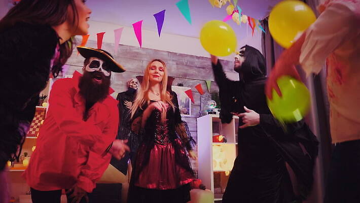 캐릭터 전통 드레스 옷 여자 휴가 장식 친구 파티 방 할로윈 마시기 알코올 춤 위험 무서움 악마 마녀 긍정 변장 해적 나쁜 초능력 호러 4K MOV 해외동영상 클립영상 감정 컨셉 관계 모션 문화예술 사람 이벤트 도둑 공포 동영상 파일형식