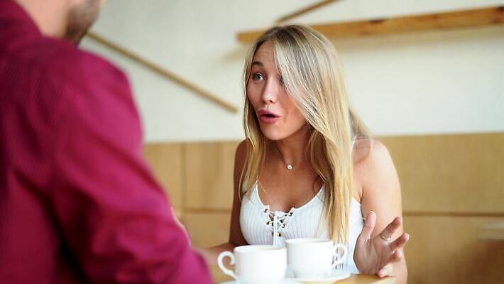 백인 라이프스타일 커플 남자 감정 2 데이트 관계 탁자 함께함 대화 앉기 성인 두명 외침 카페 분노 날짜 닫기 충돌 알림 비명 4K MOV 해외동영상 클립영상 서양인 가구 컨셉 모션 말하기 사람 생활 상점 소리 동영상 파일형식