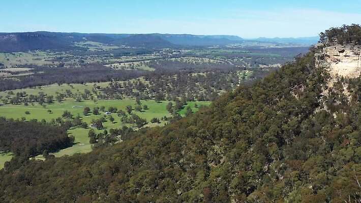 나무 여행 자연 하늘 산 안테나 풍경 사람없음 야외 초록색 파란색 갈색 환경 계곡 절벽 호주 숲 땅 언덕 암초 동영상 드론 4K MP4 해외동영상 클립영상 식물 컬러 통신 오세아니아 생태계 파일형식