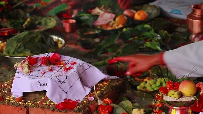 손 남자 아시아 종교 불교 불 사람 동양인 컬러풀 기도 시골 사찰 의식 영혼 원주민 연기 가난 성직자 승려 인도인 묘사 명상 복고 예배 향기 네팔 라마 민화 신앙심 힌두교 MOV 해외동영상 클립영상 자연요소 외국인 나라 컬러 컨셉 종교건축 인종 신체부위 아프리카인 그림 냄새 동영상 파일형식