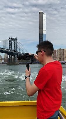 백인 응시 남자 섬 여행 바람 휴가 새로움 항해 한명 사람 야외 건물 세로 물 파란색 강 여행객 카메라 항구 고층빌딩 미국 도시 보트 크루즈 손목시계 뉴욕 스카이라인 맨해튼 랜드마크 허드슨강 브루클린 MOV 해외동영상 클립영상 자연요소 서양인 1 건축물 시선 시계 컬러 컨셉 북아메리카 장신구 교통시설 날씨 빌딩 전자제품 배 동영상 선박 파일형식