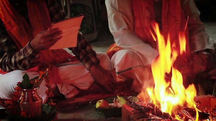 손 남자 아시아 종교 불교 불 사람 동양인 컬러풀 기도 시골 사찰 의식 영혼 원주민 연기 가난 성직자 승려 인도인 묘사 명상 복고 예배 향기 네팔 라마 민화 신앙심 힌두교 MOV 해외동영상 클립영상 자연요소 외국인 나라 컬러 컨셉 종교건축 인종 신체부위 아프리카인 그림 냄새 동영상 파일형식