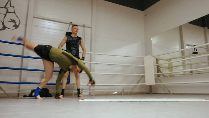 백인 라이프스타일 남자 스포츠 컨셉 신체 장난 모션 근육 건강 사람 두명 상자 운동 점프 힘 흰색 반지 연습 클럽 체육관 싸움 체조선수 근육질 체조 노력 평형 자극 4K MOV 해외동영상 클립영상 서양인 컬러 장신구 운동선수 생활 수영 몸매 동영상 파일형식