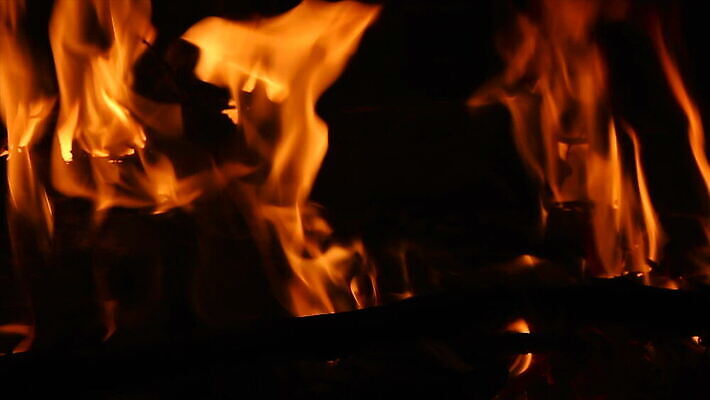 실루엣 백그라운드 오렌지 추상 불꽃 따뜻함 사람없음 야외 목재 빨간색 빛 노란색 검은색 어둠 뜨거움 막대기 닫기 연기 더위 야간 저녁 장작 모닥불 굽기 캠핑장 벽난로 매움 통나무 내추럴 강렬 여신 이스라엘 화상 MOV 해외동영상 슬로모션 클립영상 자연요소 나무 컬러 무늬 과일 재료 모션 불 날씨 촬영기법 캠핑 맛 상처 구이 동영상 서아시아 파일형식