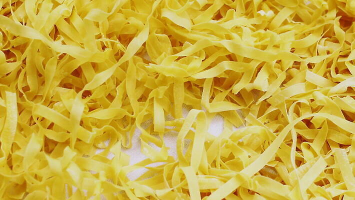 손 줄 음식 빵 탁자 주택 건조 파스타 건강 스파게티 사람없음 햇빛 노란색 이탈리아 면 업무 수프 자르기 시리얼 반죽 밀가루 라비올리 라자냐 마카로니 이스트 핸드메이드 토르텔리니 4K MOV 해외동영상 클립영상 유럽 컬러 가구 모션 서양음식 건물 신체부위 태양 작업 이탈리아음식 가루 동영상 파스타면 파일형식