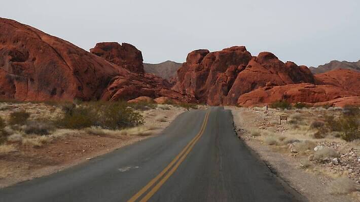 도로 여행 자동차 유리 산 항해 사람없음 빨간색 갈색 미국 운전 외계인 고속도로 황무지 땅 인도인 부식 사암 애리조나 루트 석회암 자동 직진 불모지 4K MP4 해외동영상 클립영상 외국인 길 육상교통 컬러 북아메리카 배_교통 교통시설 모션 재질 동양인 미확인물체 암석 돌_바위 동영상 파일형식