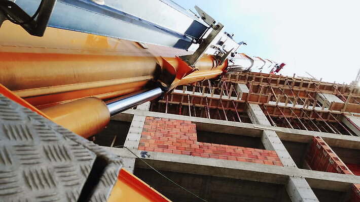 직업 산업 비즈니스 자동차 모바일 노동자 안전 사람 사람없음 야외 건물 노란색 금속 기계 장비 건설현장 화물 업무 주름 엔지니어 떨어짐 안전모 엘리베이터 땅 서비스 기중기 감시 짐차 무거움 공학 발판 개발 리프팅 콘크리트 4K MOV 해외동영상 클립영상 건축물 교육 육상교통 컬러 컨셉 재질 건설업 운송업 작업 중장비 기술자 무게 헬멧 안전장비 동영상 파일형식