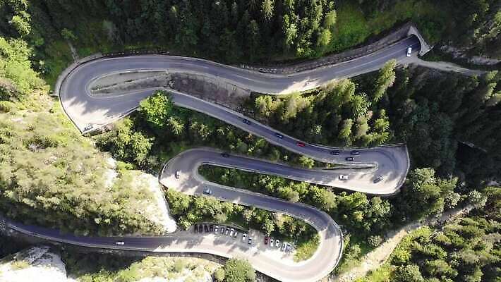 나무 도로 길 여행 곡선 교통시설 자동차 자연 산 안테나 사람없음 야외 초록색 운전 시골 소나무 고속도로 정상 숲 방향 장면 루마니아 통과 내추럴 항공촬영 굴곡 드론 루트 절정 트란실바니아 4K MP4 해외동영상 클립영상 식물 유럽 선 육상교통 뷰포인트 컬러 교통 통신 모션 시설 생태계 동영상 파일형식
