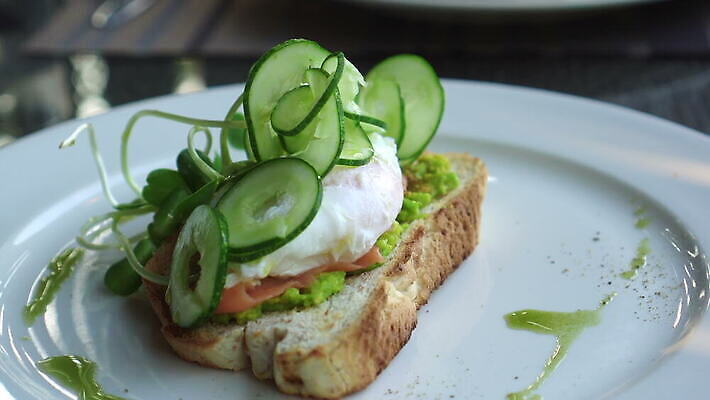접시 음식 빵 분홍색 조각 백그라운드 다이어트 치즈 샌드위치 건강 어류 사람없음 빨간색 초록색 여름 계란 식사 저녁식사 샐러드 흰색 신선 맛 자르기 먹기 크림 토스트 연어 아보카도 훈제 내추럴 점심식사 삶기 절임 맛있는 페스토 4K MOV 해외동영상 클립영상 식기 계절 컬러 컨셉 과일 모션 유제품 알 수중동물 소스_음식 동영상 파일형식