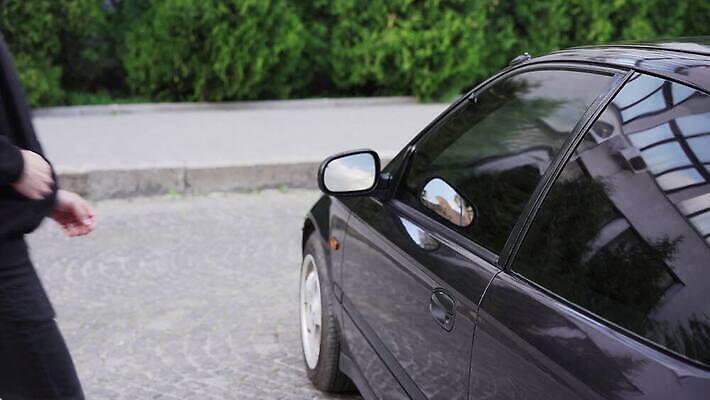 백인 남자 자동차 거리 가면 안전 사람 문 펼침 공구 도시 오픈 폭력 범죄 위험 주차 도둑 절도 보안 문제 보험 깡패 나쁜 격파 단절 불법 자동 뺏기 4K MOV 해외동영상 클립영상 서양인 육상교통 컨셉 모션 도구 범죄인 사회이슈 동영상 파일형식