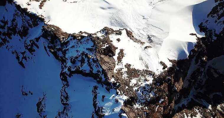 여행 겨울 자연 하늘 스키 산 안테나 파노라마 사람 사람없음 야외 파란색 맑음 등산 하이킹 자유 황무지 정상 산등성이 알프스 스키선수 암초 항공촬영 드론 산악가 절정 하이커 눈내림 4K MP4 해외동영상 클립영상 계절 유럽 뷰포인트 컬러 컨셉 통신 레저 날씨 겨울스포츠 운동선수 눈_날씨 촬영기법 트래킹 생태계 동영상 파일형식