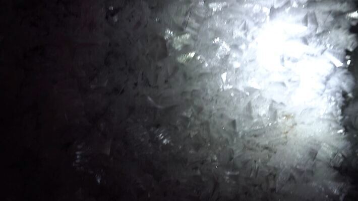 호수 여행 백그라운드 겨울 자연 하늘 산 실내 아이슬란드 사람없음 야외 물 파란색 냉동 얼음 추위 안개 광선 흰색 등불 투명 동굴 크리스탈 북극 묘사 빙하 서리 빙산 북쪽 내추럴 종유석 카자흐스탄 4K 알마티 MP4 해외동영상 클립영상 자연요소 계절 유럽 아시아 컬러 날씨 조명 내부 광석 극지방 방향 생태계 동영상 파일형식