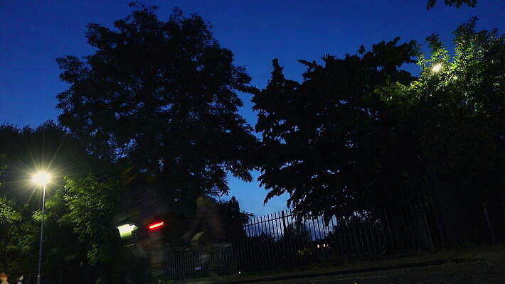 나무 백인 라이프스타일 여자 실루엣 도로 교통수단 가로등 교통시설 청소년 영국 잉글랜드 거리 20대 야외 두명 캐주얼 세명 울타리 자전거 경계선 야간 런던 형광등 사이클링 빛망울 광 성인여자만 4K 락다운 MOV 해외동영상 클립영상 자연요소 서양인 식물 옷 공공시설 유럽 길 선 교통 전등 촬영기법 사람 청년 생활 빛 담장 바이크 육상스포츠 경계 시설 동영상 여자만 성인만 파일형식