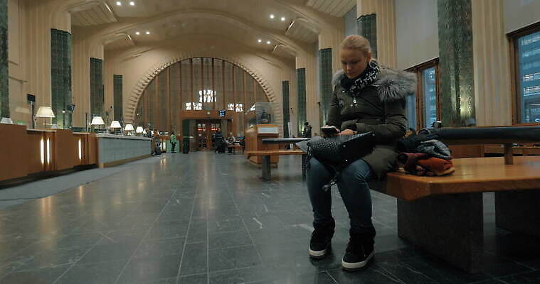 백인 인터넷 통신 모바일 세포 실내 핀란드 사람 성인 스마트폰 핸드폰 웹 서핑 휴게실 기다림 역 온라인 헬싱키 4K MOV 해외동영상 클립영상 서양인 교통시설 모션 북유럽 내부 전자제품 스마트기기 수상스포츠 동영상 파일형식