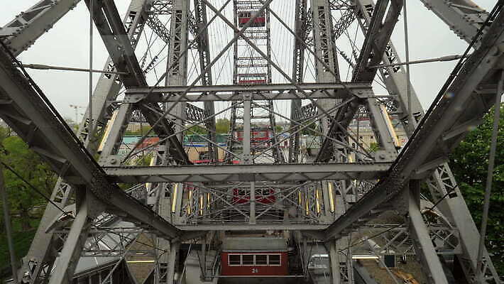 공원 여행 포즈 창문 모션 놀이 하늘 휴가 휴식 사람없음 야외 건물 금속 축제 기쁨 도시 바퀴 원형 비엔나 오스트리아 승차 큼 회전 회전목마 부스 옛날 철강 4K MOV 해외동영상 클립영상 도형 건축물 공공시설 감정 유럽 컨셉 재질 놀이기구 크기 동영상 파일형식
