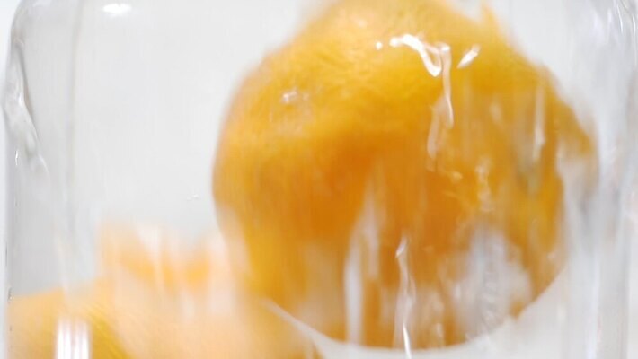 음료 음식 파도 조각 백그라운드 컨셉 잎 다이어트 오렌지 과일 모션 자연 귤 건강 사람없음 물 주스 거품 젖음 껍질 흰색 신선 투명 액체 떨어짐 아래 상쾌 유기농 느림 내추럴 숙성 잔물결 스플래쉬 MP4 해외동영상 슬로모션 클립영상 자연요소 식물 웰빙 감정 물결 바다 컬러 촬영기법 방향 생태계 위치 동영상 파일형식